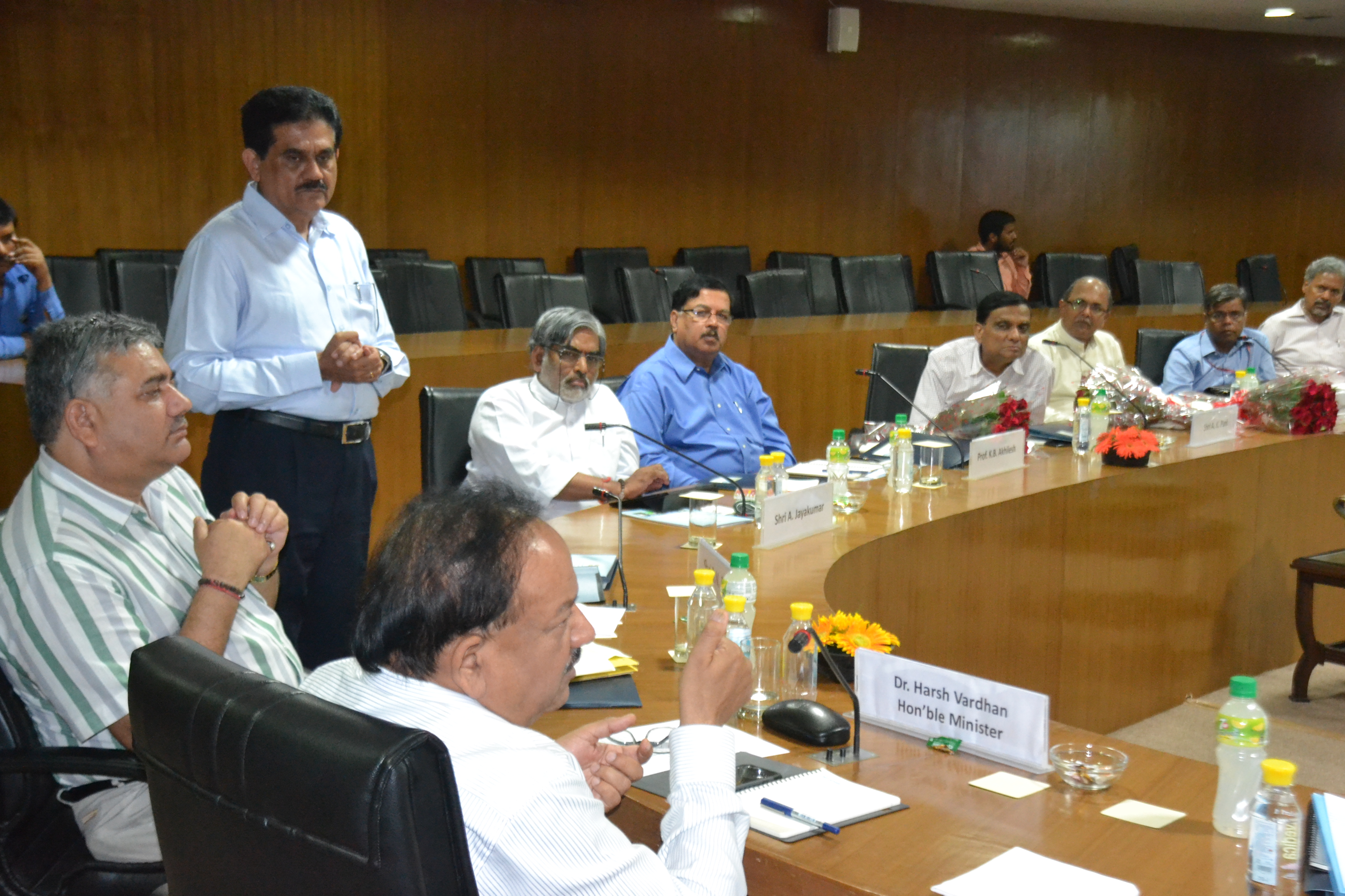 Dr. Harsh Vardhan Chairs Brainstorming Session
