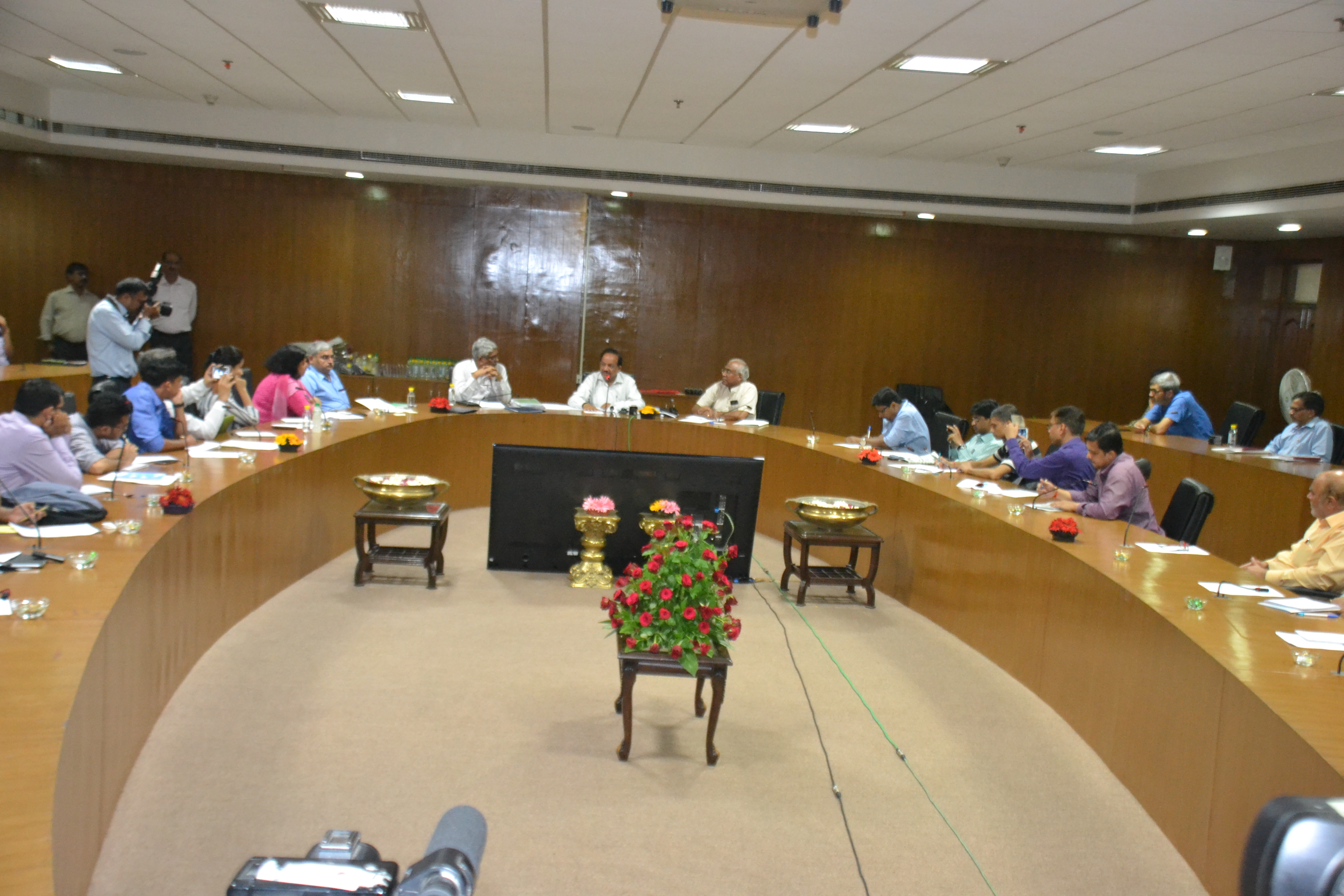 Dr. Harsh Vardhan Chairs Brainstorming Session